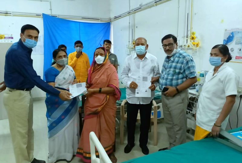 <p>ಕೋವಿಡ್ ಲಸಿಕೆ ಪಡೆದ ಕರಡಿ ಸಂಗಣ್ಣ ದಂಪತಿಗೆ ಪ್ರಮಾಣ ಪತ್ರ ನೀಡಿದ ವೈದ್ಯ ಸಿಬ್ಬಂದಿ</p>