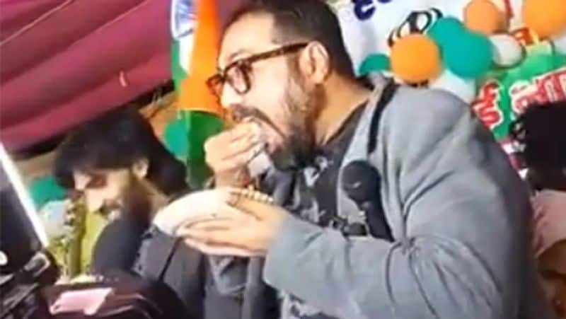 <p>अनुराग कश्यप को जेएनयू स्टूडेंट्स और कन्हैया कुमार का सपोर्ट करते हुए भी देखा जा चुका है। वो सीएए आंदोलन के समय दिल्ली में प्रोटेस्ट का हिस्सा बनने भी पहुंचे थे। 2017 में अनुराग कश्यप ने लव जिहाद और हिंदुत्व पर भी विवादित ट्वीट किया था। उन्होंने लिखा था- इसलिए ऐसा ही होता है लव जिहाद, गौरक्षा इनका इस्तेमाल कर हिन्दुत्व अपनी गंदगी को छिपाने का काम करता है। <br />
</p>