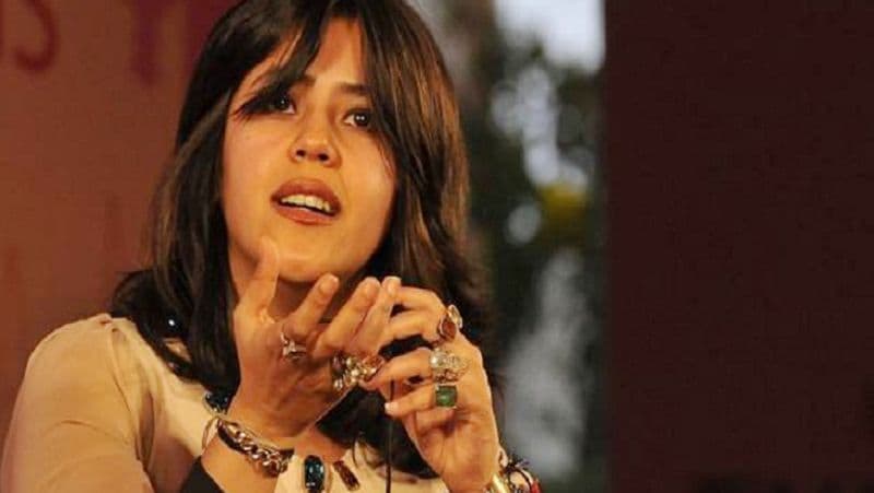 <p style="text-align: justify;"><strong>एकता कपूर</strong></p>
<p style="text-align: justify;">एकता कपूर के प्रोडक्श में बनी फिल्म 'शूटआउट एट वडाला' की रिलीज से एक दिन पहले उनके घर आईटी की रेड पड़ी थी। एकता कपूर पर टैक्स चोरी का आरोप था। उनके घर की छानबीन के लिए लगभग 100 अधिकारी तैनात किए गए थे। आईटी विभाग ने ना केवल प्रोड्यूसर का घर बल्कि उनके बालाजी टेलीफिल्म्स स्टूडियो की भी छानबीन की थी।<br />
</p>