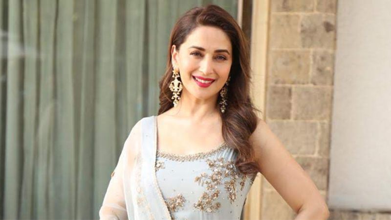<p style="text-align: justify;"><strong>माधुरी दीक्षित</strong></p>
<p style="text-align: justify;">एक्ट्रेस माधुरी दीक्षित का सामना भी आईटी विभाग से हो चुका है। मीडिया रिपोर्ट्स के हवाले से कहा जाता है कि सालों पहले माधुरी के घर से पैसे बरामद करने के लिए एक्ट्रेस के घर की दीवारें भी तोड़ी गई थीं। चर्चा थी कि माधुरी ने अपने मैनेजर को घर में पैसे छिपाने के लिए बड़ी रकम दी थी। </p>