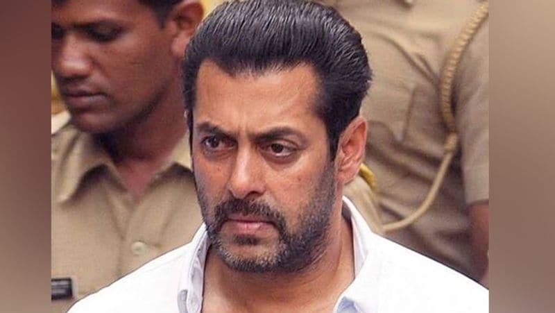 <p style="text-align: justify;"><strong>सलमान खान</strong></p>
<p style="text-align: justify;">सलमान खान की अलग-अलग प्रॉपर्टीज में साल 2000 में आयकर विभाग ने छापा मारा था। उनके पनवेल स्थित घर पर भी आईटी की रेड पड़ चुकी है। इस मामले में सलमान की फिल्म 'दबंग' की कामयाबी के बाद उनके भाई सोहेल खान से भी पूछताछ की गई थी।</p>