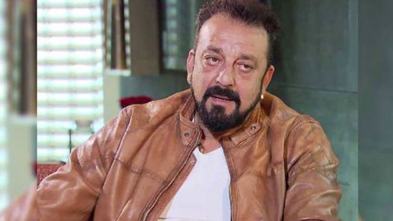 <p style="text-align: justify;"><strong>संजय दत्त</strong></p>
<p style="text-align: justify;">संजय दत्त भी आयकर विभाग के चक्कर में पड़ चुके हैं। साल 2012 में संजय दत्त के घर पर आईटी विभाग ने रेड मारी थी, जिसके बाद 20 घंटे से भी ज्यादा समय तक उनके घर की तलाशी ली गई। आयकर विभाग के अधिकारियों का कहना था कि संजय के पास कस्टम निर्मित घड़ियां हैं, जिनकी कीमत करोड़ों में है। </p>