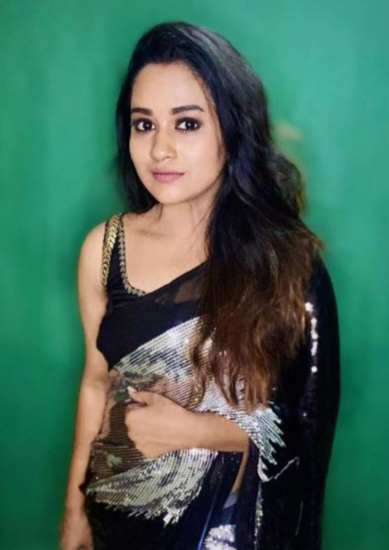 <p>மனதை வசீகரிக்கும் கண்கள் </p>