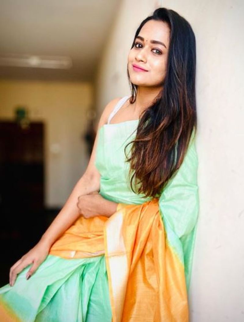 <p>பச்சை நிற சேலையில் பேரழகு </p>