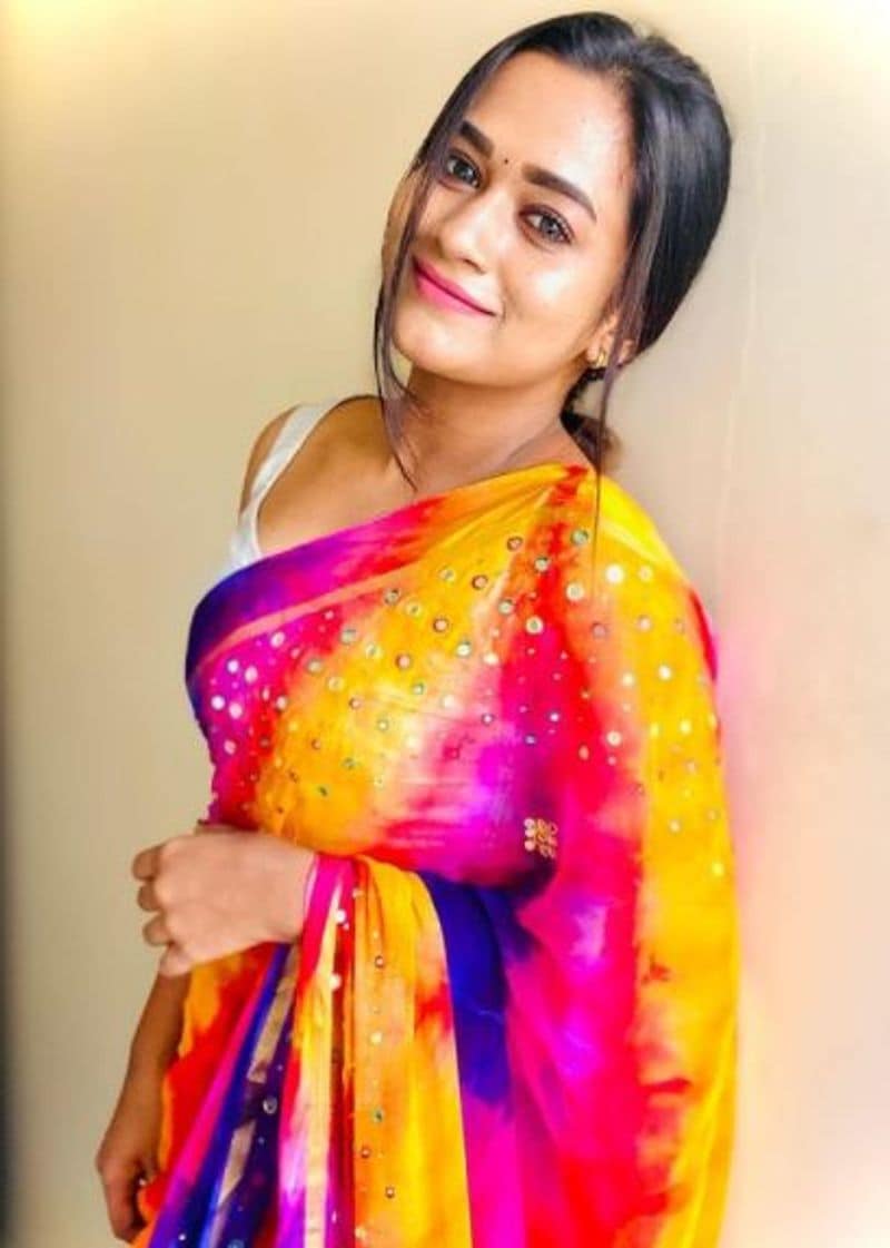 <p>வானவில் போல் புடவையணிந்து வசீகரிக்கும் புது முல்லை </p>
