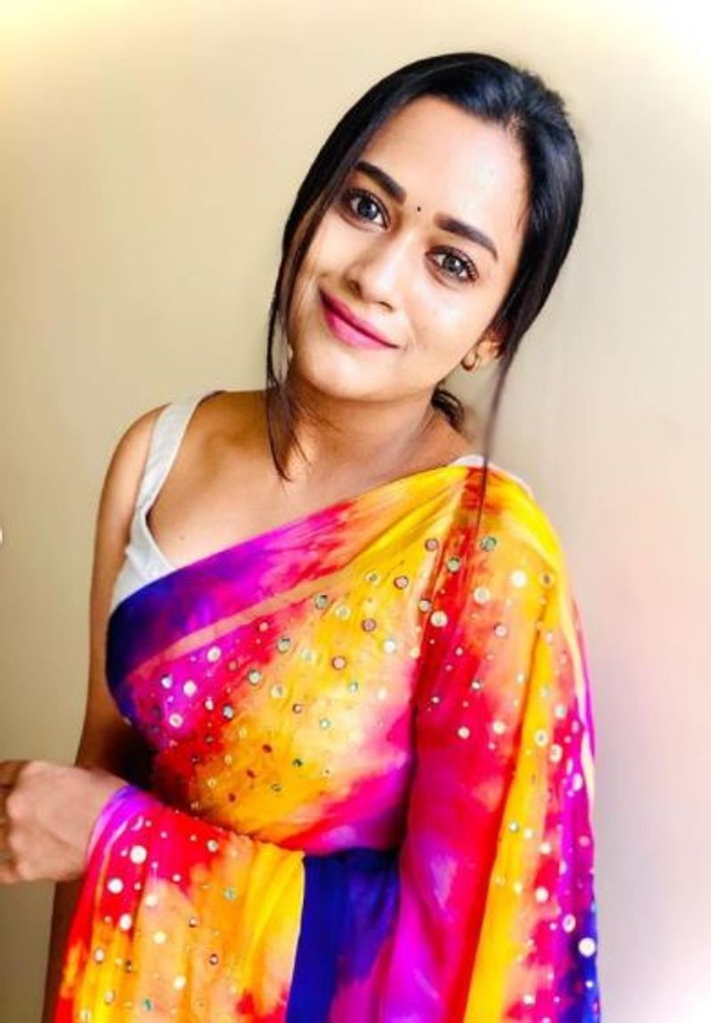 <p>குறுகுறு பார்வையால் கொள்ளை போகும் மனசு </p>
