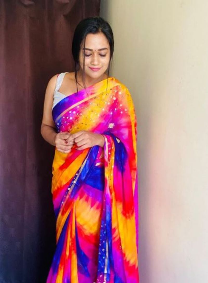 <p>பளபளக்கும் சேலையில் வேற லெவல் அழகு </p>