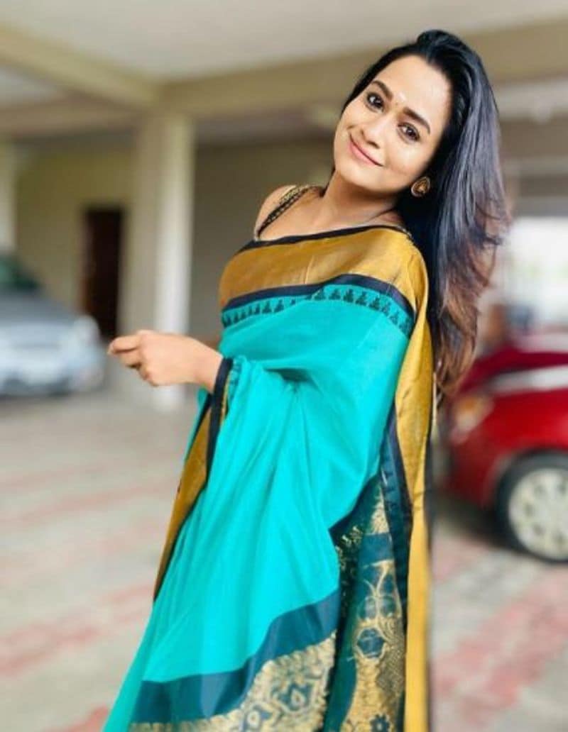 <p>வாவ்.. கண்கொட்டாமல் பார்க்க தோன்றும் நாயகி </p>