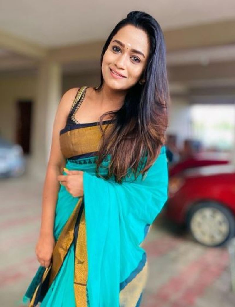 <p>ஸ்லீவ் லெஸ் பிளவுஸ் தான் பிடிக்குமோ?</p>