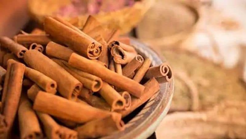 <p>इसके अलावा आप दालचीनी का उपयोग करके भी इसकी बदबू दूर कर सकते हैं। इसके लिए आप एक छोटे चम्मट घी में दालचीनी की 1 इंच लंबी 2 स्टिक डालकर उसे गर्म करके दूध में डालकर रख दें। ऐसा करने से दूध जलने की महक काफी हद तक कम हो जाएगी। </p>