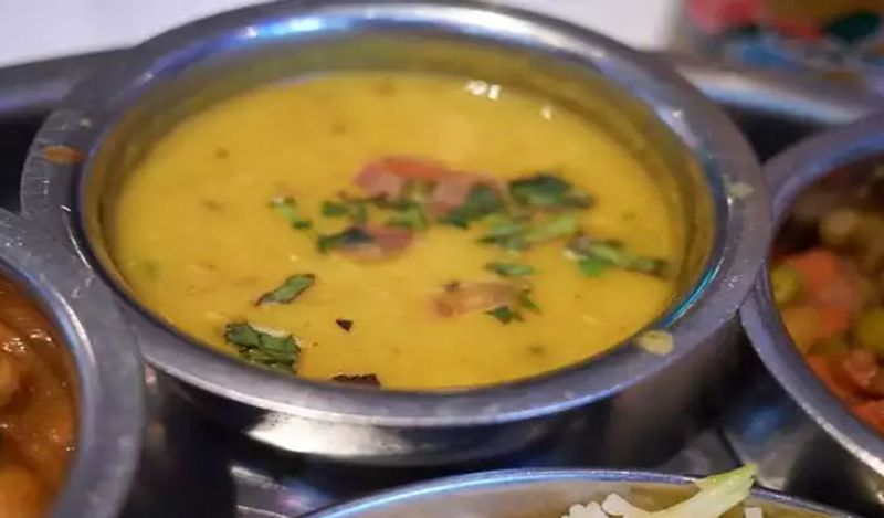 <p>दाल हेल्थ के लिए काफी फायदेमंद होता है। इसके सेवन से वजन घटता है और बॉडी में कफ और पित्त की समस्या दूर होती है। दाल से खून भी साफ़ होता है। जिससे स्किन में ग्लो आता है। <br />
</p>