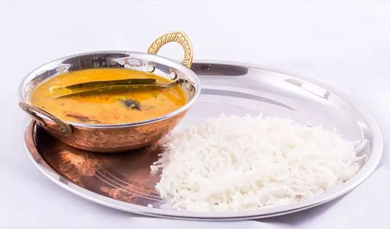 <p>अब बात करते हैं दाल खाने के सही समय के बारे में। आयुर्वेद के मुताबिक, खाना खाने का भी एक तरीका होता है। अलग-अलग चीजें अलग समय में खानी चाहिए तब ही उसका फायदा होता है। </p>