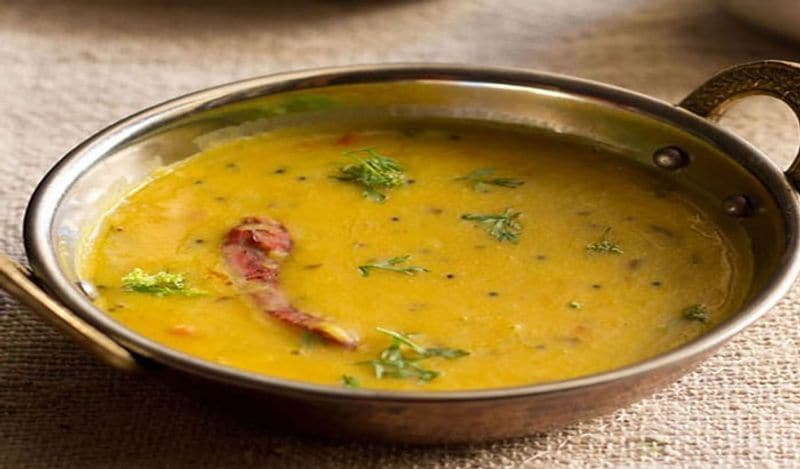 <p>अरहर, चना और मटर, इन तीन दालों को रात में पूरी तरह अवॉयड करना चाहिए। ये दाल जल्दी नहीं पचती। ऐसे में इसे रात को नहीं खाना चाहिए। </p>