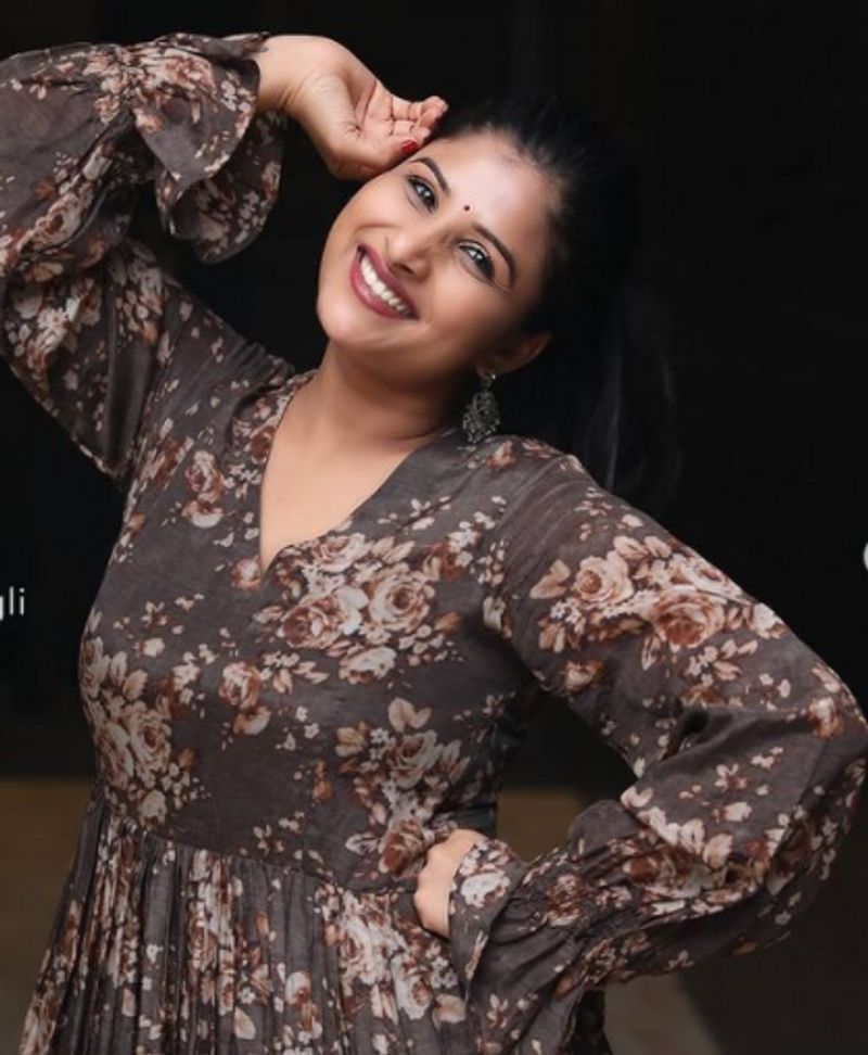 ಆದರೆ ಕನ್ನಡಿಗರಿಗೆ ಹೆಚ್ಚು ಪರಿಚಯವಾಗಿದ್ದು ರಾಬರ್ಟ್ ಸಿನಿಮಾದ ತೆಲುಗು ವರ್ಷನ್ ಹಾಡು ಹಾಡಿದ ಮೇಲೆ