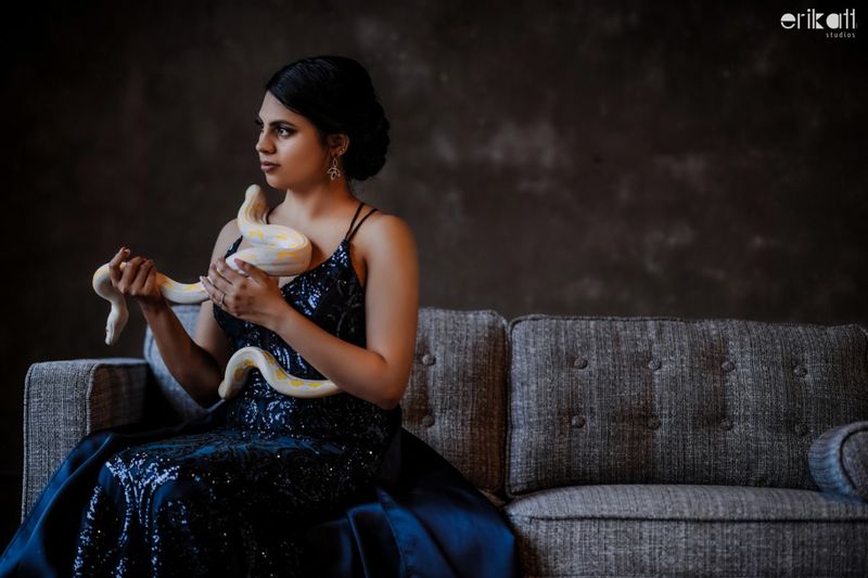 'സത്യത്തില് ഐഡിയ നമ്മുടെ'തായിരുന്നു. പക്ഷേ ഭയം മാത്രമായിരുന്നു കൈമുതലെന്ന് ഫോട്ടോഗ്രാഫര് വിന്സ്റ്റണ് പറയുന്നു. വിന്സ്റ്റണിന് മാത്രമല്ല വീഡിയോ ചെയ്ത ടോമും അല്പം പേടിയൊക്കെയുണ്ടായിരുന്നു. രണ്ട് പാമ്പുകളെയാണ് ആന്റണി ഫോട്ടോഷൂട്ടിനായി എത്തിച്ചത്. ആദ്യം പാമ്പില്ലാതെ ചില ഷൂട്ടുകള് നടത്തി. അതിന് ശേഷമാണ് പാമ്പിനെ കൂട്ടില് നിന്ന് ഇറക്കുന്നത്.