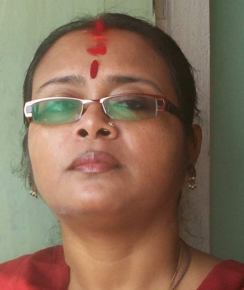 <p style="text-align: justify;"><strong>সোনালীর কান্না</strong></p>
<p style="text-align: justify;">একসময় বিধাসভার ডেপুটি স্পিকার ছিলেন সোনালী চক্রবর্তী। এদিন প্রার্থী তালিকা ঘোষণা করার সময়ে তৃণমূল কংগ্রেস সুপ্রিমো মমতা বন্দ্যোপাধ্যায় বলেন, সোনালী-র 'সুগার হাই' আছে। তাই প্রার্থী করা হল না। পরে অবশ্য সাংবাদিকদের সামনে কান্নায় ভেঙে পড়ে সোনালী জানান, তাঁর 'সুগার কখনও হাই থাকে, কখনও লো'। কিন্তু, দিদি তাঁকে আগে জানাতে পারতেন যে, তাঁকে প্রার্থী করা হচ্ছে না।</p>