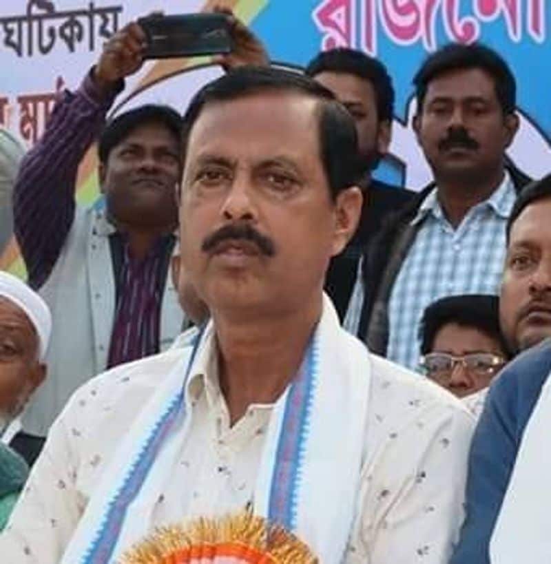 <p style="text-align: justify;"><strong>তৃণমূলের অফিস ভাঙলেন আরাবুল</strong></p>
<p style="text-align: justify;">ভাঙড়ে টিকিট না পেয়ে প্রথমে ফেসবুকে আরাবুল ইসলাম লেখেন 'দলে আমার প্রয়োজন ফুরিয়েছে'। তারপর সংবাদমাধ্যমের সামনে কান্নায় ভেঙে পড়ে, ভাঙড়ের বিদায়ী বিধায়ক বলেন, তৃণমূল দলকে তিনি বুকে আগলে রেখেছিলেন। পড়ে রাস্তায় টায়ার জ্বালিয়ে বিক্ষোভ দেখান তাঁর অনুগামীরা। পরে আরাবুল স্থানীয় তৃণমূল অফিস ভেঙে দিয়েছেন বলে খবর।<br />
কান্না</p>