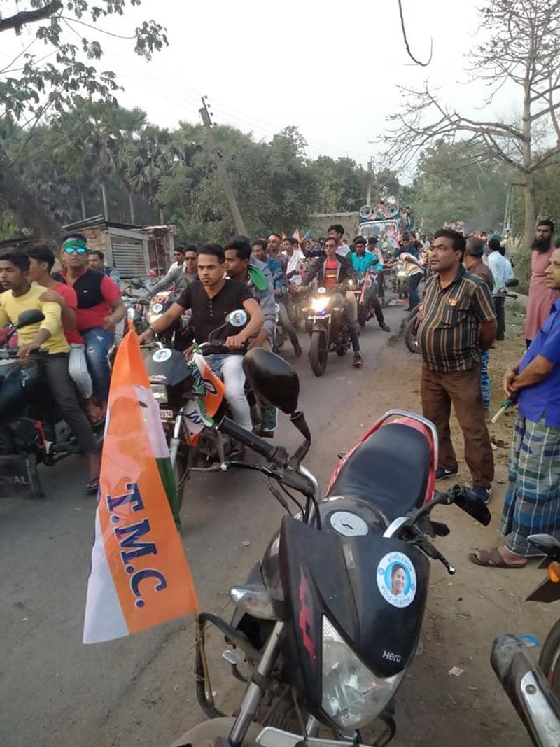 <p style="text-align: justify;"><strong>আমডাঙায় পথ অবরোধ</strong></p>
<p style="text-align: justify;">আমডাঙায় দুইবারের জয়ী বিধায়ক রফিকুল রহমানকেও টিকিট না দেওয়ায় ক্ষুব্ধ তাঁর অনুগামীরা। তাঁরা জাতীয় সড়ক অবরোধ করেন। প্রার্থী না বদলালে তাঁরা অবরোধ তুলবেন না বলে জানিয়ে দিয়েছেন। এই কেন্দ্রে এইবার টিকিট দেওয়া হয়েছে ফরোয়ার্ড ব্লক থেকে তৃণমূলে আসা মোস্তাক মোর্তাজা।</p>
<p style="text-align: justify;"> </p>
<p style="text-align: justify;"> </p>