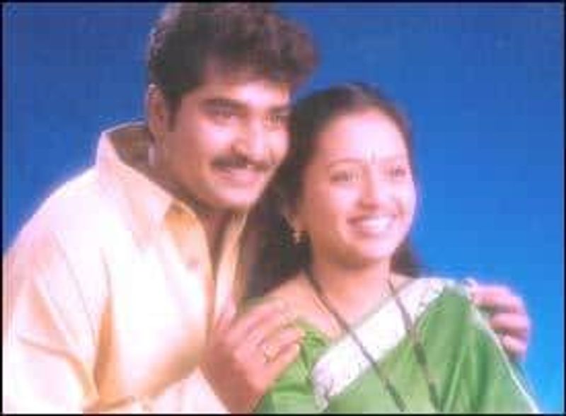 ఓ స్టూడియోలో ఏర్పడిన వీరి పరిచయం స్నేహంగా మొదలై ప్రేమగా మారింది. ఒకరంటే ఒకరికి ఇష్టం అని చెప్పుకోవడం కూడా జరిగింది. అలా ప్రేమ పక్షులుగా మారిన వీరి పెళ్లి విషయంలో మాత్రం చిన్న సమస్య వచ్చిపడింది. ఆ సమయంలో హీరోయిన్ గా ఎదగాలనే ప్రయత్నాలలో ఉన్న సుమను నటన మానేయాలని రాజీవ్ కోరడంతో కుదరదని చెప్పేసిందట. అయితే కొన్నాళ్ళకు ఇద్దరూ ఓ అభిప్రాయానికి వచ్చి పెళ్లి చేసుకున్నారు.