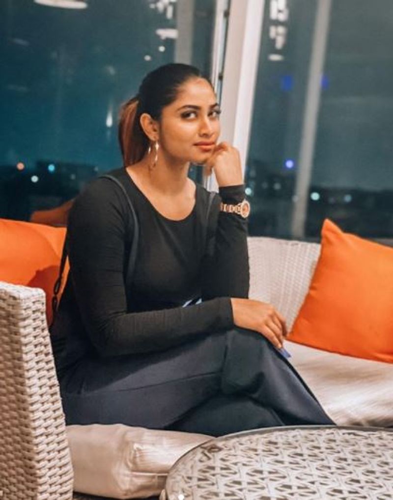 <p>என்ன அழகு, எத்தனை அழகு... கோடி மலர் கொட்டிய அழகு... பாடல் பாட தோன்ற வைக்கும் புகைப்படம் </p>