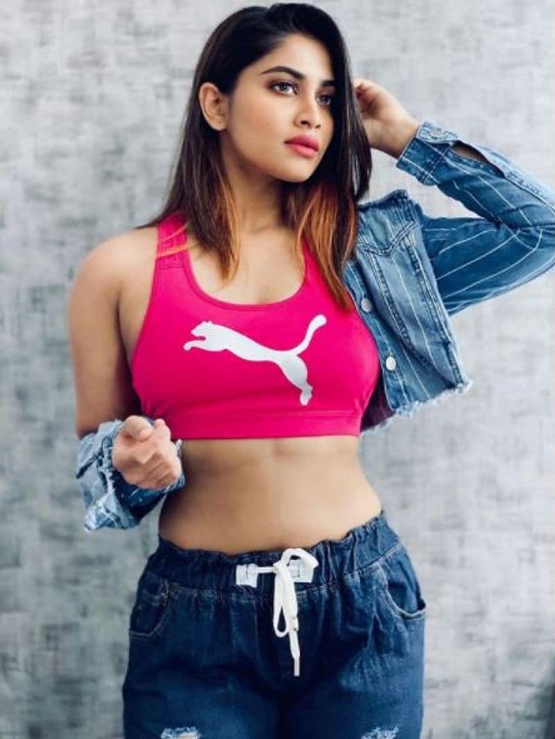 
இதில் போட்டியாளர்களின் ஒருவராக கலந்து கொண்டு, காதல் கிசுகிசுவில் சிக்கினாலும், நாசுக்காக அதில் இருந்து நகர்ந்தார்.