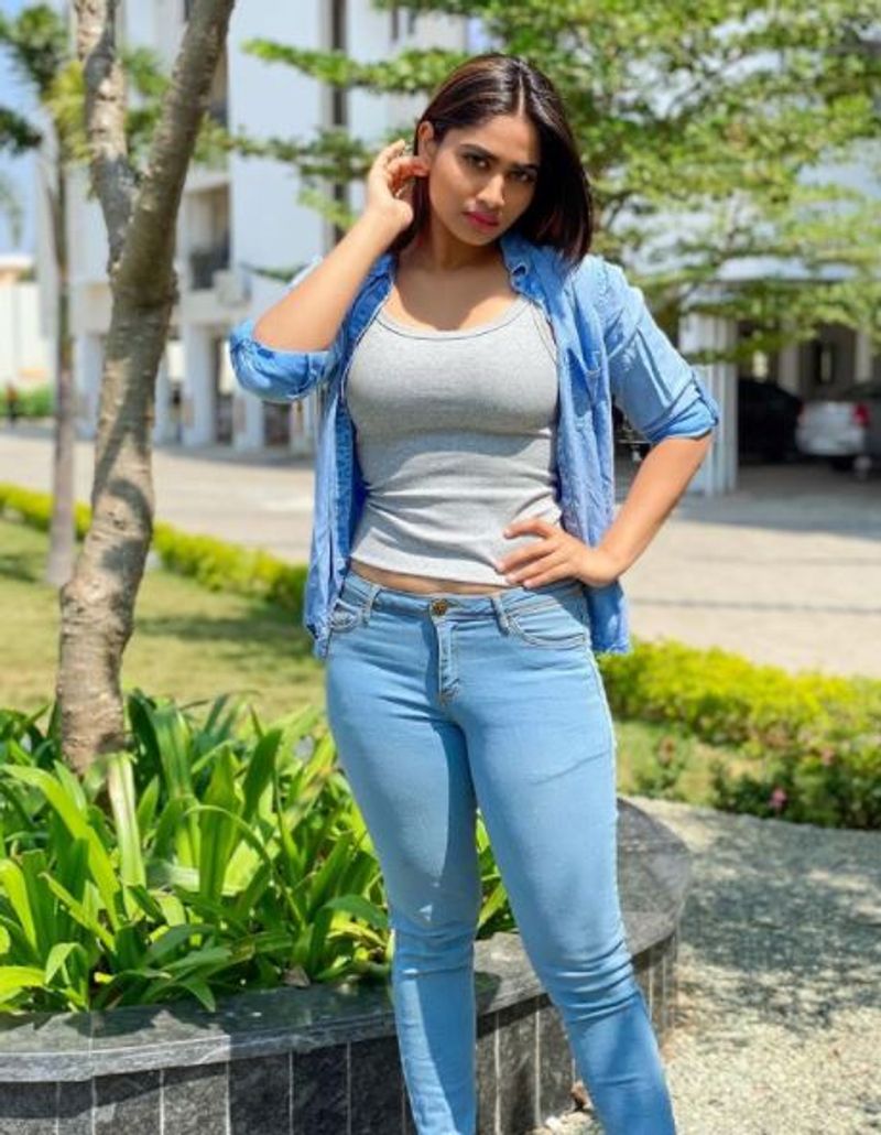 
பிக்பாஸ் நிகழ்ச்சிக்கு செல்வதற்கு முன்பே, சரியாக 4 மணி ஆகிவிட்டால்... செம்ம ஹாட் புகைப்படத்தை வெளியிடுவதை வழக்கமாக வைத்திருந்தார். பிக்பாஸ் வீட்டை விட்டு வெளியே வந்த பின்னர், சில நாட்கள் எந்த புகைப்படமும் வெளியிடாமல் இருந்தார்.