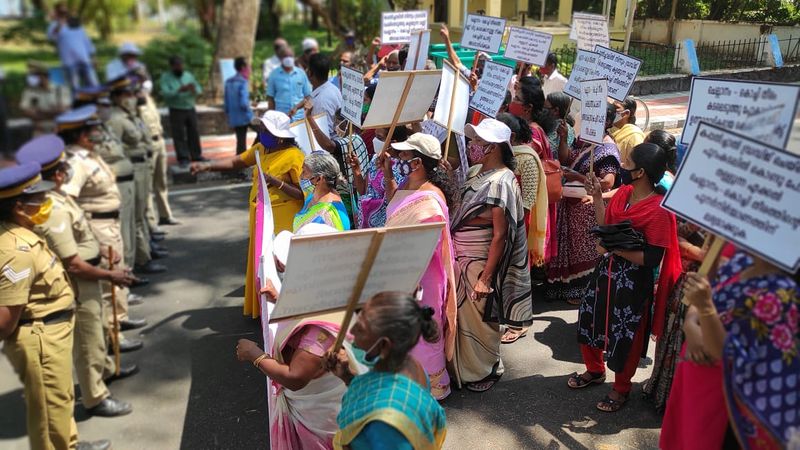 <p>ചെല്ലാനം കൊച്ചി ജനകീയ വേദിയുടെ അനിശ്ചിതകാല റിലേ നിരാഹാര സമരത്തിന്റെ ഭാഗമായാണ് കൊച്ചി തുറമുഖ ശാല ഉപരോധം നടന്നത്. <em>(കൂടുതല് ചിത്രങ്ങളും വാര്ത്തയും അറിയാന് <strong>Read More</strong> - ല് ക്ലിക്ക് ചെയ്യുക)</em></p>
