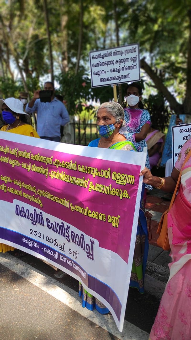<p>കപ്പൽച്ചാലിൽ ആഴം കൂട്ടുന്നതിന് വേണ്ടി നീക്കുന്ന മണ്ണ് പുറം കടലിൽ തള്ളാതെ ചെല്ലാനം തീരത്ത് നിക്ഷേപിക്കണമെന്ന് സമരസമിതി ആവശ്യപ്പെട്ടു. </p>