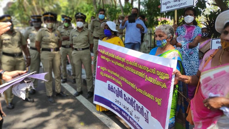 <p><br />
മാറി മാറി വരുന്ന സർക്കാരുകൾ കോടികളുടെ പദ്ധതികൾ പ്രഖ്യാപിക്കുന്നതല്ലാതെ ചെല്ലാനത്തുകാരുടെ ദുരിതത്തിന് അറുതിയില്ല.</p>