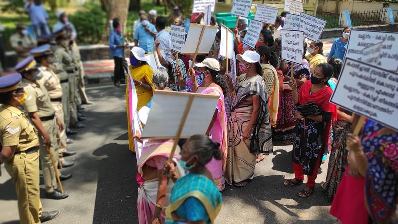 <p>കൊച്ചി പോർട്ട് ട്രസ്റ്റാണ് കടലാക്രമണങ്ങൾക്ക് പ്രധാന കാരണമെന്ന് സമരസമിതി ആരോപിച്ചു. പോര്ട്ട് ട്രസ്റ്റിന്റെ അശാസ്ത്രീയ നിര്മ്മാണങ്ങളാണ് ചെല്ലാനം തീരശേഷണത്തിന് കാരണമാകുന്നത്. ഇതിന്റെ ഭാഗമായാണ് കൊച്ചി തുറമുഖ ശാലയിലേക്ക് സമര സമിതി പ്രകടനം നടത്തിയത്. </p>