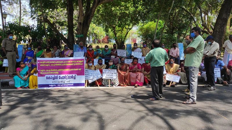 <p>ചെല്ലാനത്തെ തീരശോഷണം തുടര്ക്കഥയായിട്ടും മാറിവരുന്ന സര്ക്കാര് ശാശ്വതമായ പരിഹാരം നടപ്പാക്കുന്നില്ലെന്നും അടുത്ത മഴക്കാലത്തെ ചെറുക്കാന് കരിങ്കല് ഭിത്തി ആവശ്യമാണെന്നും സമരസമിതി ആവശ്യപ്പെട്ടു. </p>