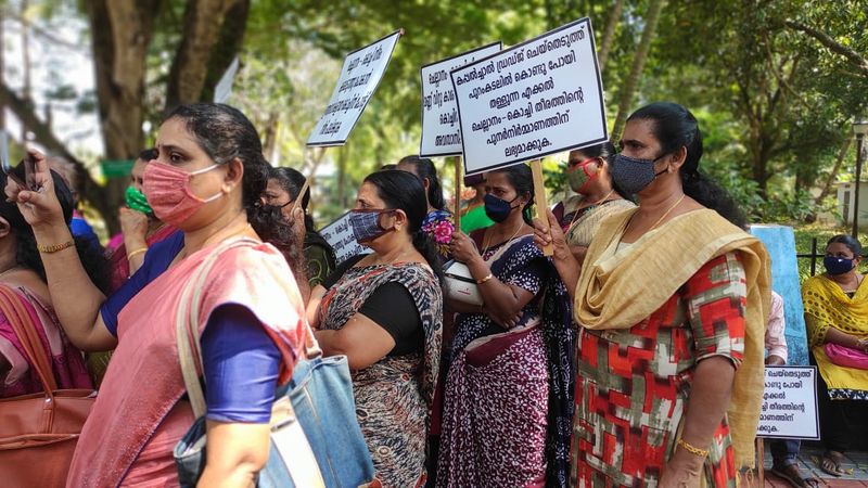 <p>ചെല്ലാനം കൊച്ചി ജനകീയ വേദി കാലങ്ങളായുള്ള പ്രതിസന്ധിക്ക് പരിഹാരമാവത്തതോടെ വീടുകൾ ജാക്കി ഉപയോഗിച്ച് ഉയർത്താനുള്ള ശ്രമത്തിലാണ് ചെല്ലാനത്തുകാർ. </p>