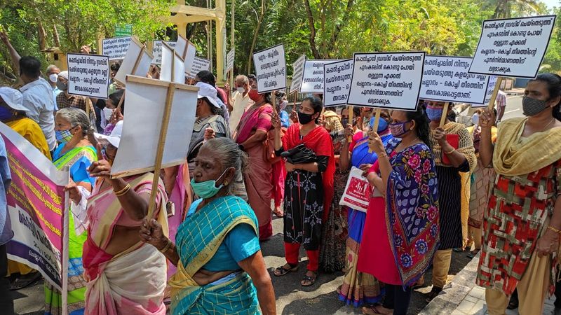 <p>അധികൃതർ ഇനിയും കണ്ണു തുറന്നില്ലെങ്കിൽ തെരഞ്ഞെടുപ്പ് ബഹിഷ്കരിക്കുമെന്നും സമര സമിതി വ്യക്തമാക്കി. </p>