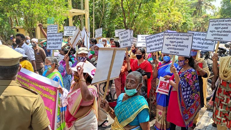 <p>ചെല്ലാനം കൊച്ചി സംയുക്ത സമരസമിതി കൺവീനർ വി ടി സെബാസ്റ്റ്യൻ തുറമുറ ഉപരോധം ഉദ്ഘാടനം ചെയ്തു. കൊച്ചി തുറമുഖം കേരളത്തിന്റെ വികസനത്തിൽ വഹിച്ച പങ്ക് പ്രധാനപ്പെട്ടതാണെങ്കിലും അത് തീരദേശവാസികളെ ഇരകളാക്കി മാറ്റിയെന്ന് അദ്ദേഹം പറഞ്ഞു. </p>