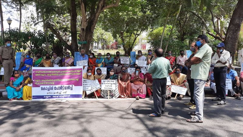 <p>നിലവിൽ കപ്പൽച്ചാലിൽ ഡ്രഡ്ജ് ചെയ്ത് പുറം കടലിൽ കൊണ്ടുപോയി തള്ളുന്ന മണ്ണ് വിൽക്കാൻ നടത്തുന്ന നീക്കങ്ങൾ അനുവദിക്കില്ലെന്ന് അദ്ദേഹം പറഞ്ഞു. ചെല്ലാനം കൊച്ചി തീരത്തിന് അവകാശപ്പെട്ട മണ്ണാണിതെന്നും അദ്ദേഹം അവകാശപ്പെട്ടു. </p>
