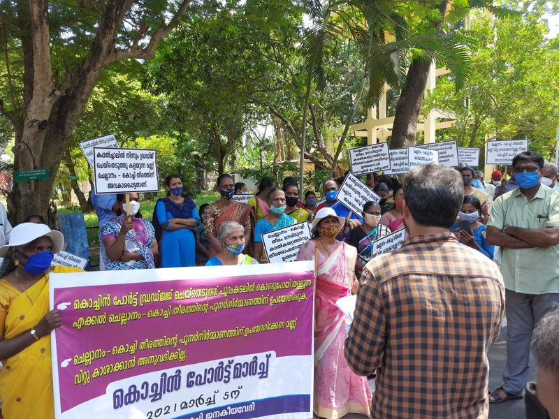 <p>വർഷം മുഴുവൻ കപ്പൽച്ചാലിൽ ആഴം കൂട്ടുന്നതിന് വേണ്ടി നടത്തുന്ന ഡ്രെഡ്ജിംഗിലൂടെ ലഭിക്കുന്ന മണ്ണും ചെളിയും ചെല്ലാനം കൊച്ചി തീരമേഖലയിൽ അടിയുന്ന വിധത്തിൽ നിക്ഷേപിക്കുകയും കപ്പൽച്ചാലിന് ഇരുവശവും നീളത്തിൽ പുലിമുട്ടുകൾ സ്ഥാപിക്കണമെന്നും സമരം ഉദ്ഘാടനം ചെയ്ത വി ടി സെബാസ്റ്റ്യൻ ആവശ്യപ്പെട്ടു. </p>