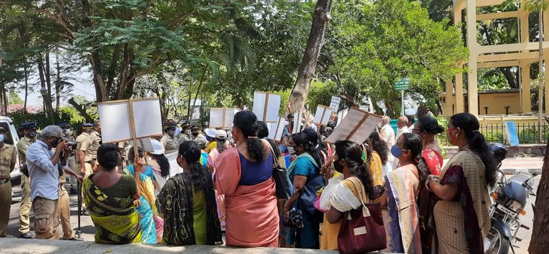 <p>തുറമുഖം നിര്മ്മിച്ചവര് ഭാവിയില് തീരത്ത് സംഭവിക്കാവുന്ന പാരിസ്ഥിതിക പ്രത്യാഘാതങ്ങൾക്ക് പ്രതിവിധികൾ നിർദ്ദേശിച്ചിരുന്നെങ്കിലും അത് നടപ്പാക്കാതെ തീരദേശവാസികളെ ഇരകളാക്കി മാറ്റുകയാണ് പോര്ട്ട് ട്രസ്റ്റ് ചെയ്തതെന്ന് സമരസമിതി ആരോപിച്ചു. </p>