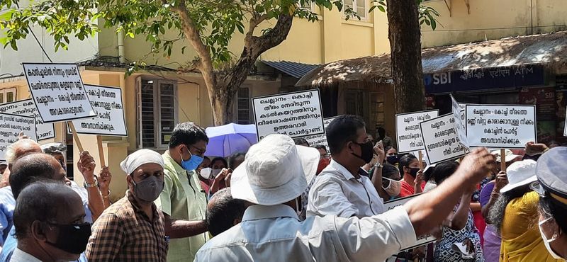<p>ചെല്ലാനം കൊച്ചി തീരമേഖലയിലെ കടൽകയറ്റം രൂക്ഷമാക്കുന്നതിന് മുഖ്യ കാരണമായ പോർട്ട് കടൽകയറ്റ പ്രശ്നത്തിന് പരിഹാരം ഉണ്ടാക്കാൻ മുൻകൈയെടുക്കണമെന്ന് സമിതി ആവശ്യപ്പെട്ടു. </p>