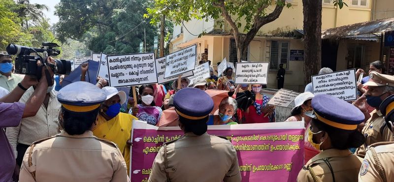 <p>ജോസഫ് അറയ്ക്കൽ, തുഷാർ നിർമൽ സാരഥി, മറിയാമ്മ ജോർജ്ജ് കുരിശ്ശിങ്കൽ, ആന്റോജി കളത്തുങ്കൽ, ശ്രീദേവി, ആനന്ദ് പൊള്ളയിൽ, ആൽഫ്രഡ് ബെന്നോ, സുജ ഭാരതി, ആന്റണി മാസ്റ്റർ, ശൈല ജോസഫ് എന്നിവര് സംസാരിച്ചു.</p>