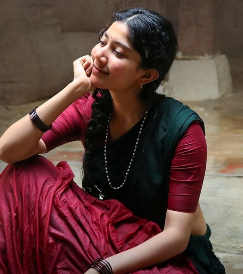 இத படக்குழுவினர் சாய் பல்லவியின் பிறந்தநாளை முன்னிட்டு, வேற லெவல் புகைப்படம் ஒன்றை வெளியிட்டுள்ளனர்.
