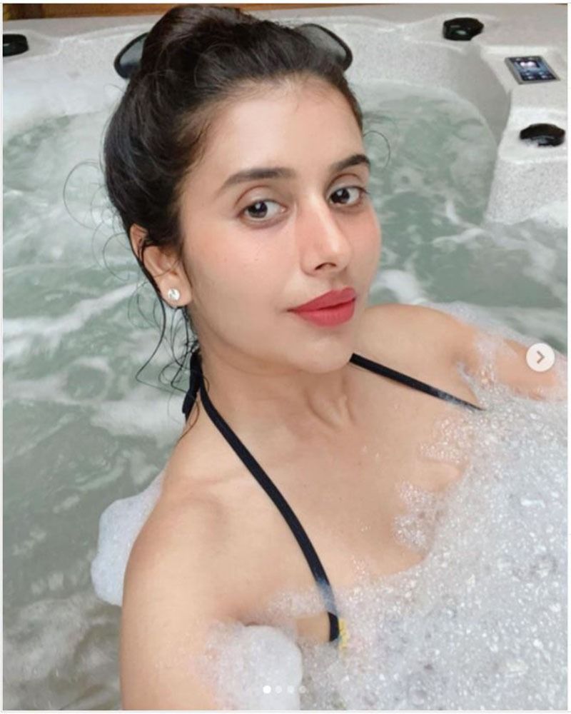 <p><br />
মার্চের গরমের উত্তাপ বাড়তে না বাড়তেই শরীরী উষ্ণতায় খানিক পারদ চড়িয়েছেন চারু। </p>