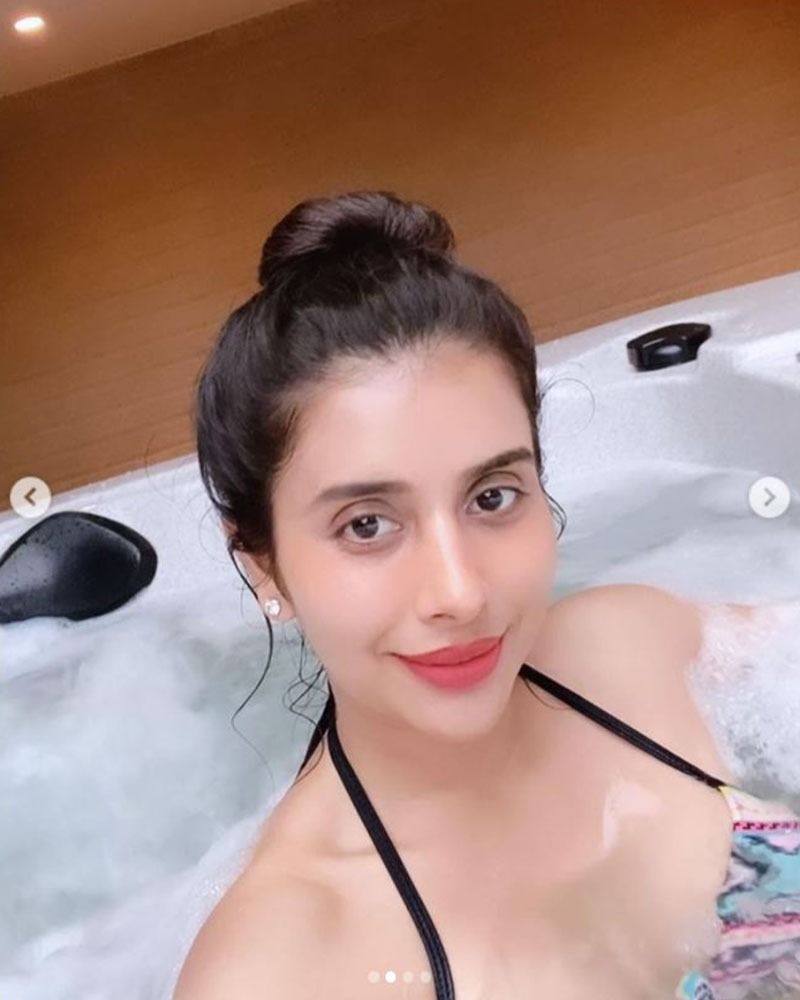 <p> সম্প্রতি সোশ্যাল মিডিয়ায় স্নান করতে গিয়ে সরাসরি বাথরুমের ছবি পোস্ট করেছেন চারু। মুহূর্তের মধ্যে এই ছবি সোশ্যাল মিডিয়ায় ভাইরাল হয়েছে।</p>