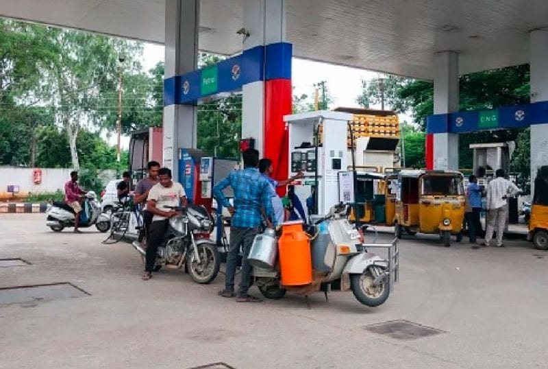పెట్రోల్ పంప్ వద్ద ప్రజలకు కొన్ని సౌకర్యాలు పూర్తిగా ఉచితంగా లభిస్తాయి అని మీకు తెలుసా. ఈ సదుపాయాలు దేశంలోని ఏ పెట్రోల్ పంపులోనూ అందించకపోతే మీరు ఫిర్యాదు చేయవచ్చు. ఇది మాత్రమే కాదు, మీ ఫిర్యాదు సరైనదని తేలితే పెట్రోల్ పంపుకు జరిమానా విధించవచ్చు ఇంకా లైసెన్స్ కూడా రద్దు చేయవచ్చు. ఈ ఉచిత సౌకర్యాల గురించి తెలుసుకోండి అలాగే ఫిర్యాదు ఎలా చేయవచ్చనే దాని గురించి కూడా సమాచారం మీకోసం...
