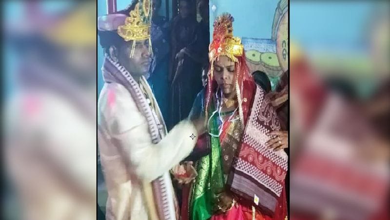 ओडिशा के सोनपुर जिले के जुलांडा गांव में शुक्रवार को मुरली साहू की बेटी रोजी की शादी बलांगीर जिले के टेटलगांव में रहने वाले बिसीकेसन के साथ हुई थी। हंसी-खुशी दोनों की शादी संपन्न हुई। दोनों ने सात जन्मों तक एक-दूसरे के साथ रहने की कसम खाई, लेकिन उन्हें क्या पता था, कि 7 जन्म तो क्या, उनकी जोड़ी 7 घंटे भी साथ नहीं रह पाएगी। 