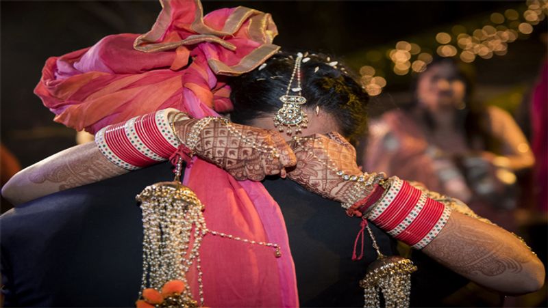 एक शादी समारोह में उस वक्त सन्नाटा पसर गया, जब शादी के बाद दुल्हन की विदाई से पहले ही उसकी मौत हो गई। जी हां, ये दुल्हन अपनी विदाई में इतना रोई की उसकी जान तक चली गई।