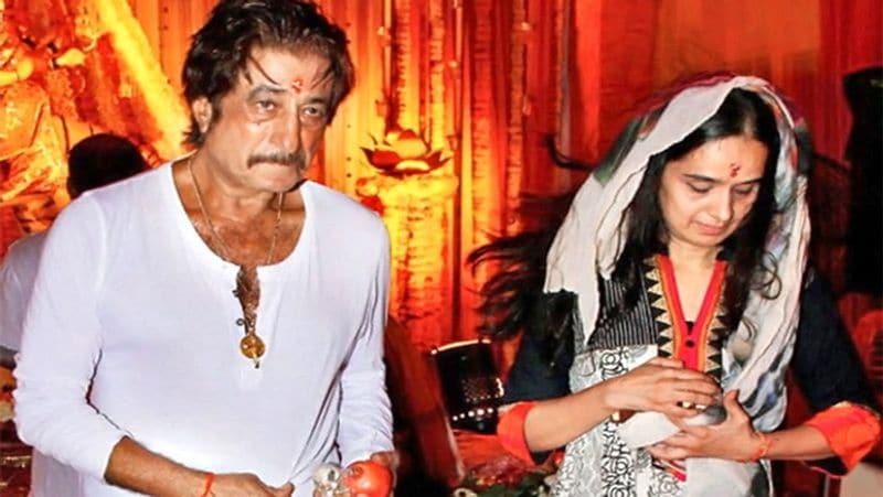 అయితే వీరిద్దరు వివాహం చేసుకోవాలనుకున్నట్టు ఇరు కుటుంబాల నుంచి తీవ్రమైన వ్యతిరేకంగా వ్యక్తమయ్యిందట. దీంతో శక్తి కపూర్, శివంగి ధైర్యం చేసి ఇంటి నుంచి పారిపోయి పెళ్లి చేసుకున్నారు.