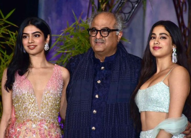 గత ఏడాది డిసెంబర్లో ముంబైలోని జుహు ప్రాంతంలోని అరయ భవనంలో 39 కోట్ల రూపాయల విలువైన ఇంటిని కొనుగోలు చేసింది. ఇందులోని 14,15 ఇంకా 16 వ అంతస్తులను ఆమె కొనుగోలు చేసింది. ఈ ఇంటితో పాటు జాన్వికాపూర్ కి ఆరు కార్ల పార్కింగ్ స్థలాన్ని కూడా తీసుకున్నాడు.