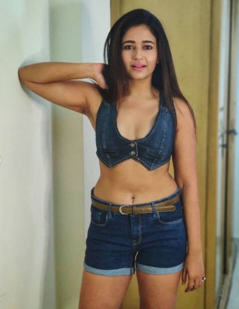 
முன்பெல்லாம் நடிகைகளுக்கு படவாய்ப்புகள் மேனேஜர்கள் மூலமாக கிடைக்கும் இப்போதோ சோசியல் மீடியாவே துணை தனது ஹாட் கிளிக்ஸை தட்டிவிட்டு வாய்ப்பு தேடி வருகின்றனர். 