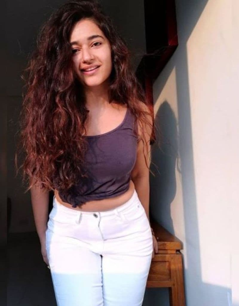 அந்த வகையில் இன்ஸ்டாகிராமில் தனது படு ஹாட் போட்டோஸை பதிவிட்டு ரசிகர்களை சூடாக்கி வருகிறார்.