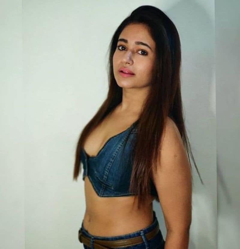 அதிலும் குட்டை டாப் மற்றும் குட்டை டவுசரில் அத்து மீறுகிறது அம்மணியின் கவர்ச்சி 